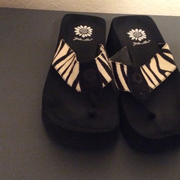 Yellow box flip flops size 7/calf hair zebra print