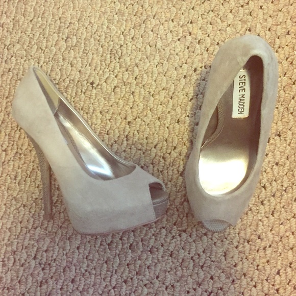 Size 6 Steve Madden Peep toed heels - Picture 1 of 2