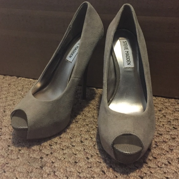 Size 6 Steve Madden Peep toed heels - Picture 2 of 2
