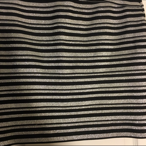 Black and Silver fitted skirt - Picture 2 of 3