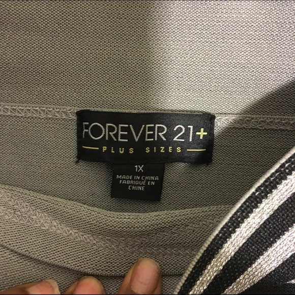 Black and Silver fitted skirt - Picture 3 of 3