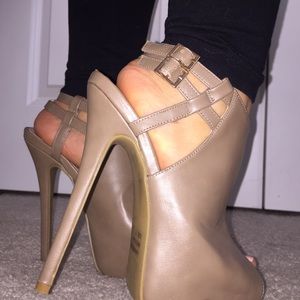 NWOT Peep toe Platform Heels