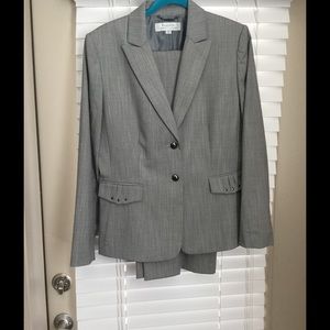 WOMANS TAHARI SUIT SZ 12