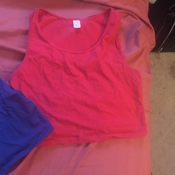2 crop tops - Picture 3 of 3