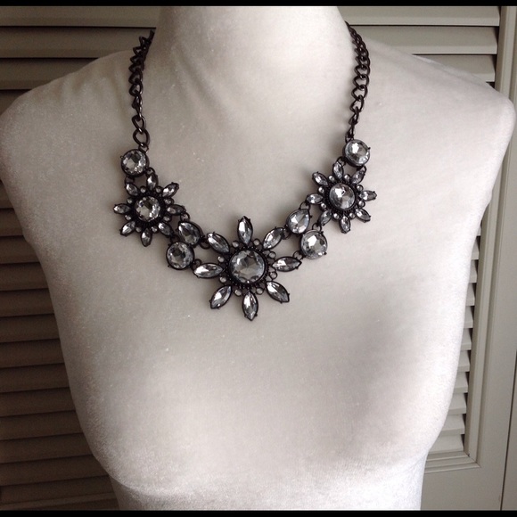 Beautiful Statement Neckace - image 2