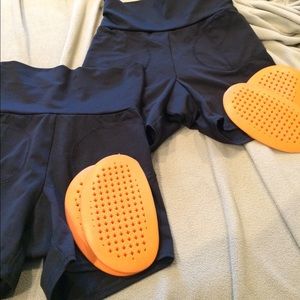 Volleyball spandex with hip protectant pads