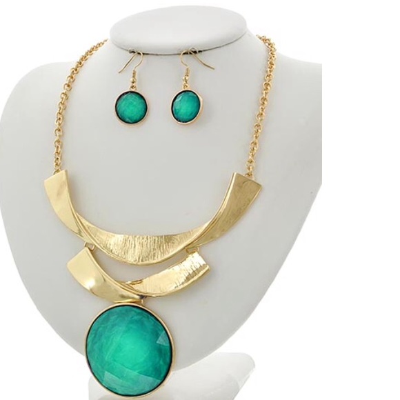 Green Stone Pendant Necklace Set