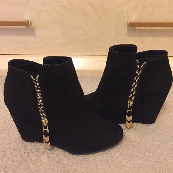 NEW BCBG suede booties