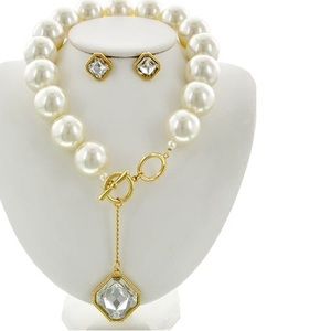 SOLD🎉Pearl & Clear Glass pendant necklace set