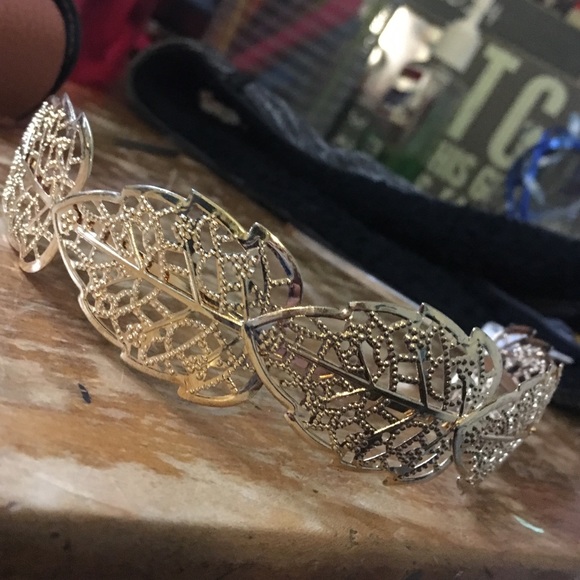❌SOLD❌Beautiful Gold Intricate Leaf Handband