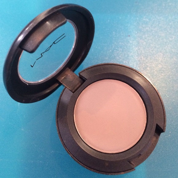 MAC eye shadow Behold Veluxe