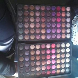 Eye shadow pallete