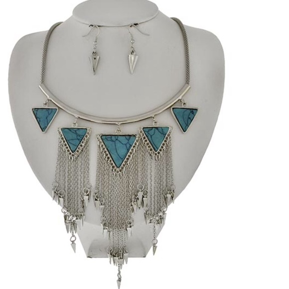 Gorgeous Silver & turquoise Stone necklace