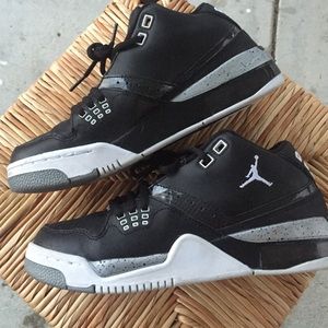 Size 6 in boys Jordan's fits a 7.5