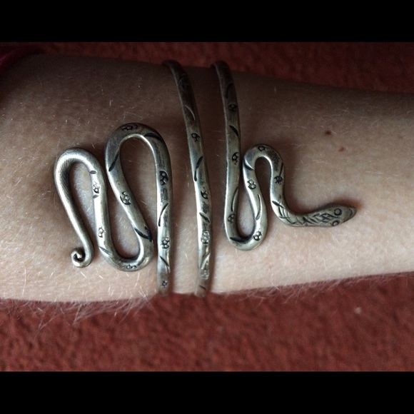 Snack cuff