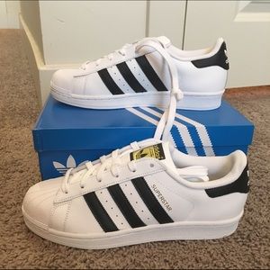 Adidas Superstar tennis shoes