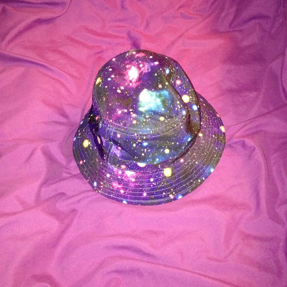 GALAXY BUCKET HAT