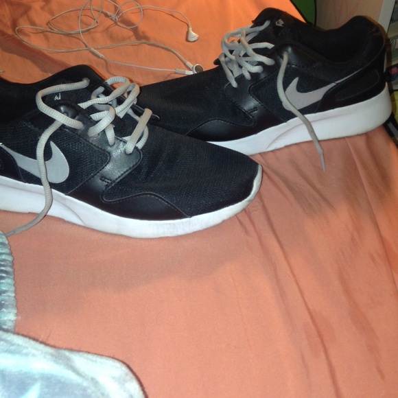 size 9 nike black & white kaishis