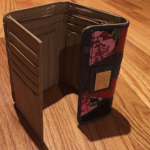 Liz Claiborne small wallet - Picture 4 of 4