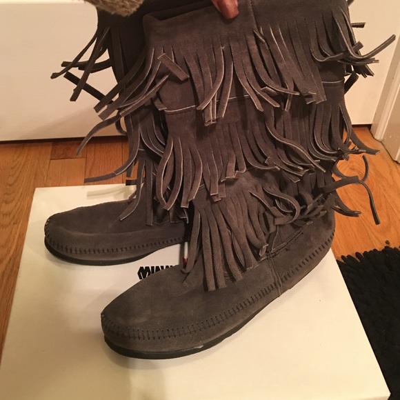 ‼️PRICE REDUCED‼️Minnetonka grey fringe boots