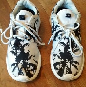 Nike palm tree black and white roshe