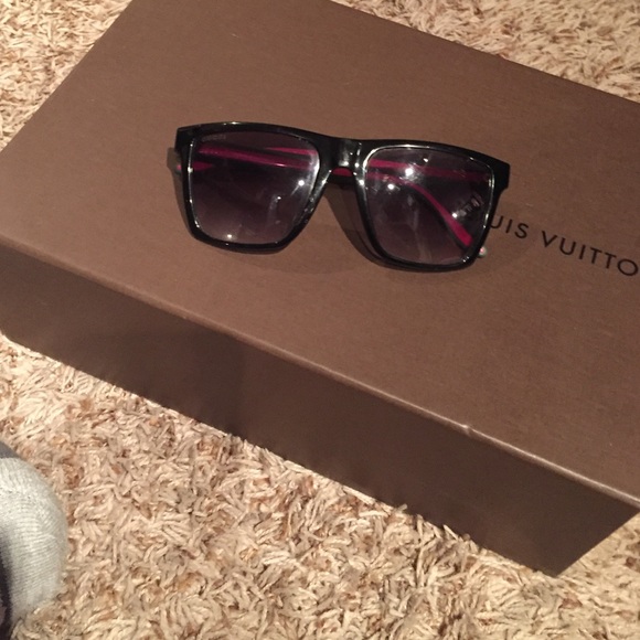 Gucci shades . Used to be my FAVVVV*. :)