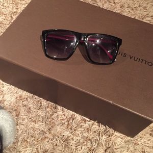 Gucci shades . Used to be my FAVVVV*. :)