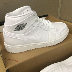 NIB MENs Nikes, size 7.5 women's size 9