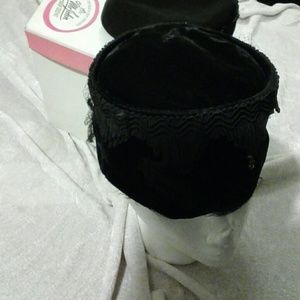 Vintage 2 hats n hat box