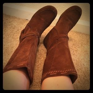 Minnetonka boots size 7.5