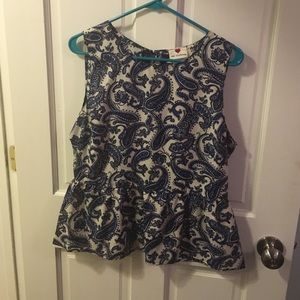 Cute blue and cream paisley print top!