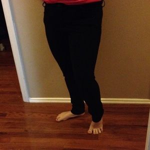 Black skinny spandex pants.