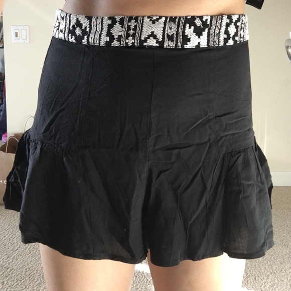 Black shorts with printed trim