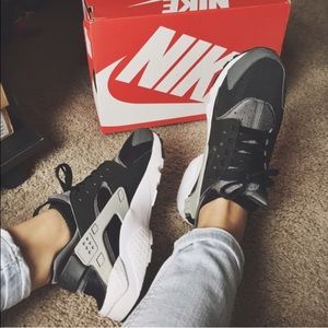 Black / Wolf Grey Nike Huarache Run size 6Y