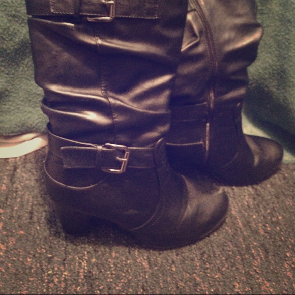 Black healed boot