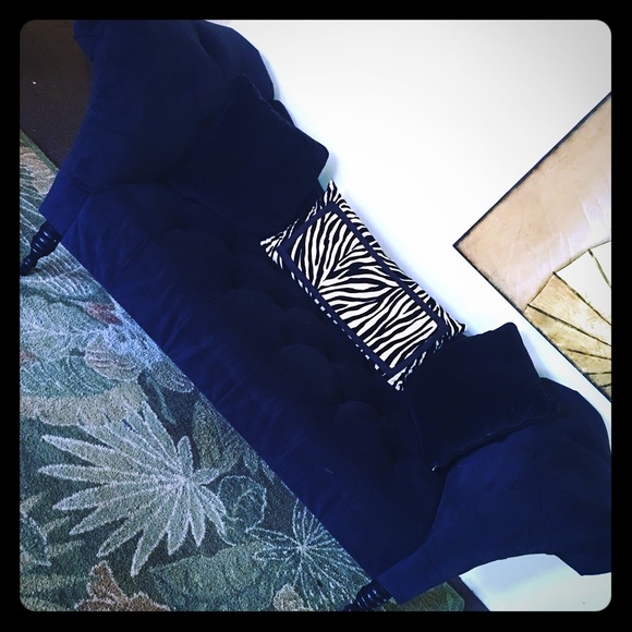 Couch - Picture 1 of 1