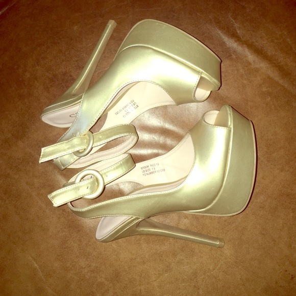 Sexy gold shoes