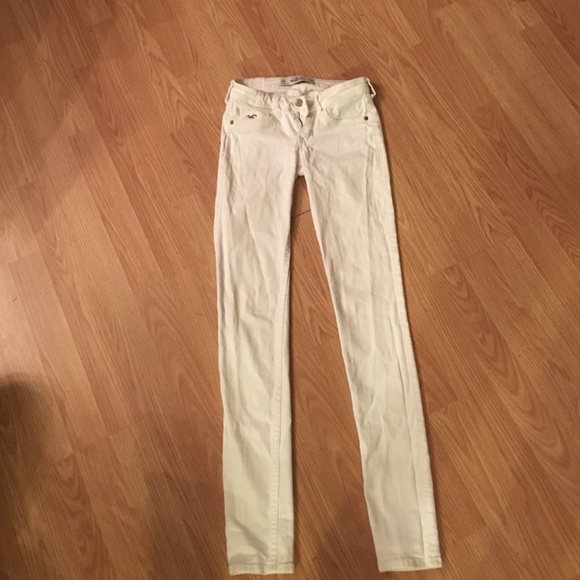 Cute white skinny jeans.