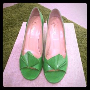 Darling Kelly green heels!