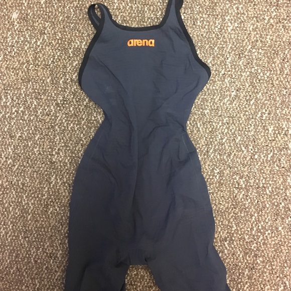 Arena Carbon kneeskin