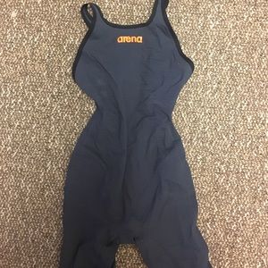 Arena Carbon kneeskin