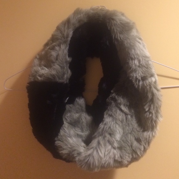 Parkhurst Accessories - Parkhurst Faux Fur Infinity Scarf