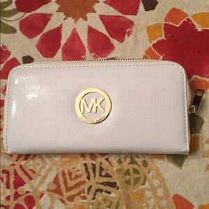 White zip Michael kors gold logo wallet NWOT