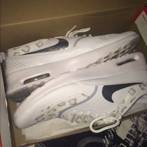 Size 8 women's Nike air max