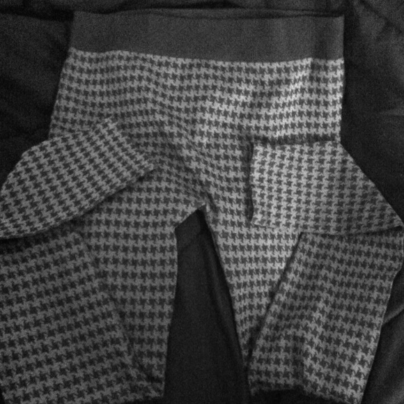 Grey Leggings With Black Houndstooth Pattern