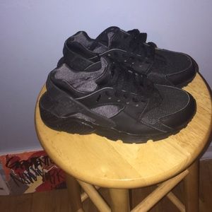 Black nike huarache.