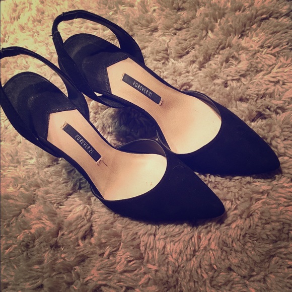 SOLD | Forever 21 black pumps