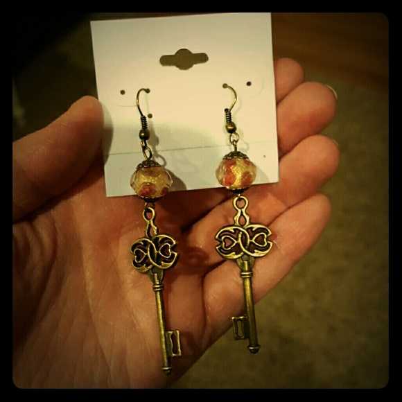 Vintage Key Earrings - Picture 1 of 1