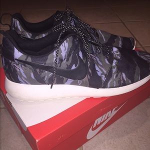 Men's Nike Roshe Runs size 10