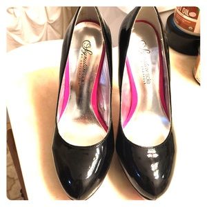 Shoedazzle size 5.5 black patent pumps.